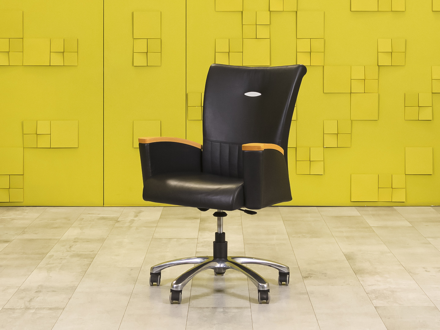 Офисное кресло руководителя на колесах   Чёрный   КРКЧ-12125