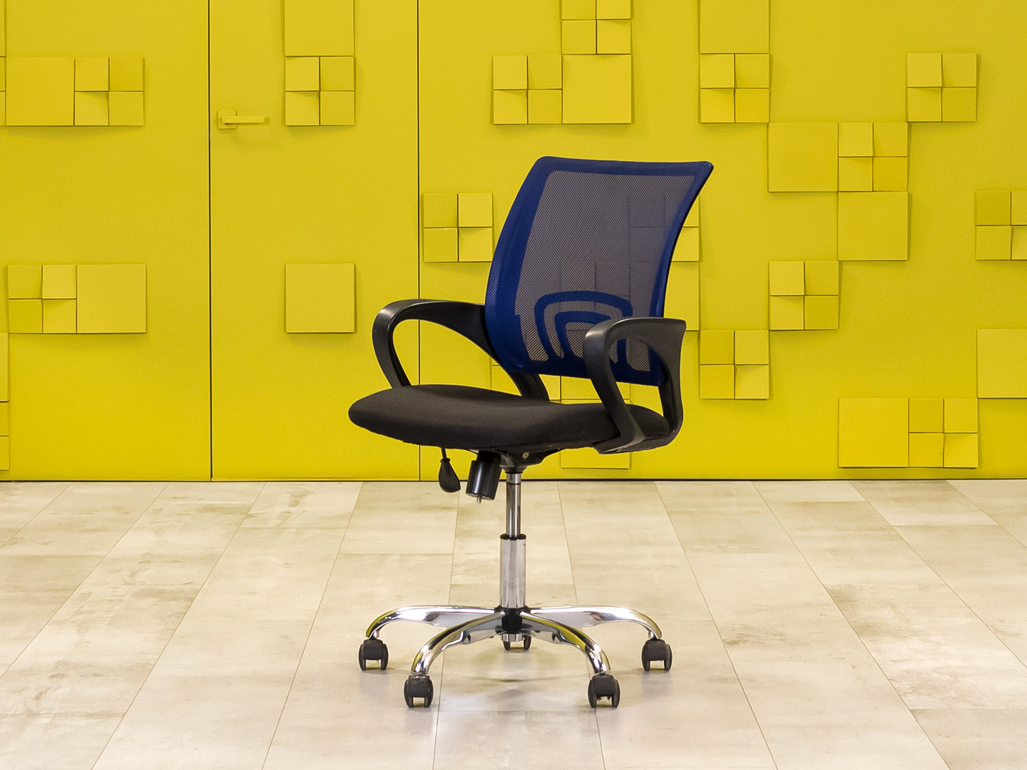 Офисное кресло для персонала на колесах LARK Ткань Чёрный; Синий Россия_КПТЧ5-221124