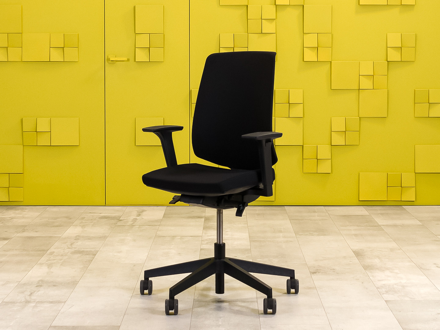 Офисное кресло для персонала на колесах Profim Ткань Чёрный Польша_КПТЧ2-090922