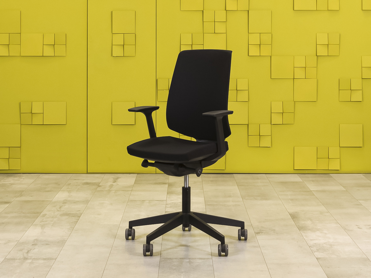 Офисное кресло для персонала на колесах Profim Ткань Чёрный Польша_КПТЧ2-090922