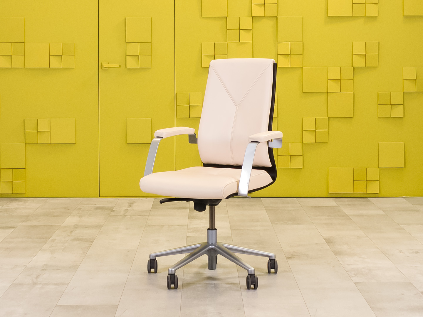 Офисное кресло руководителя на колесах MADERA B Sitland Кожа Бежевый Италия_КРКБ-250324