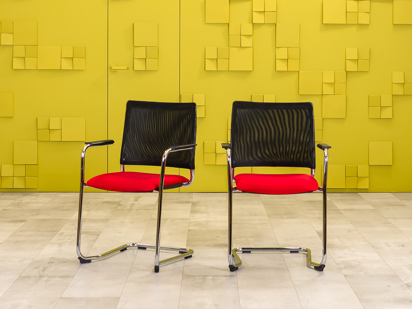 Конференц кресло для переговорной на полозьях Ткань Красный; Чёрный Россия_КДТК-130324