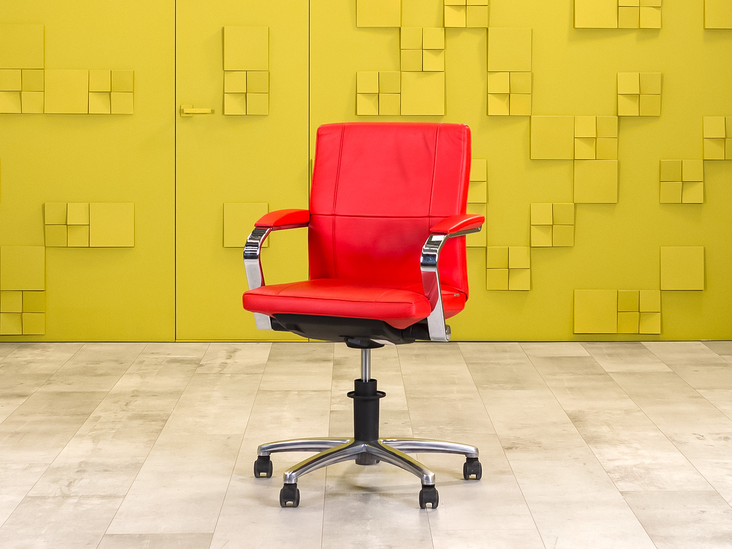 Офисное кресло руководителя на колесах Leo SATO Кожа Красный Германия_КРКК1-181123