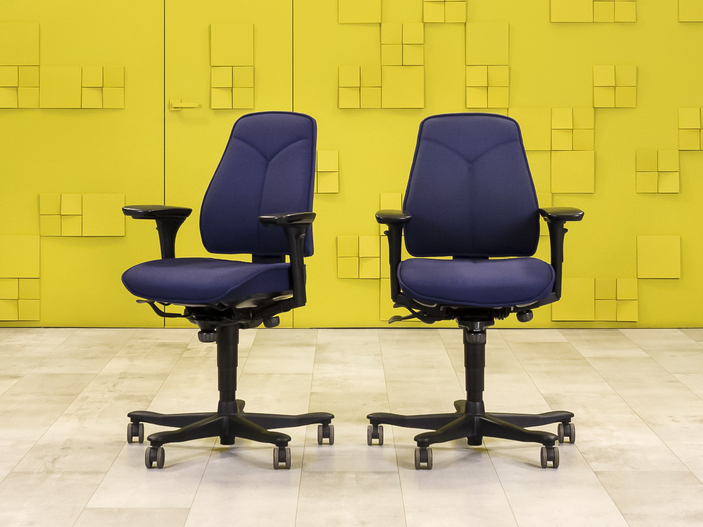 Офисное кресло для персонала на колесах  Kinnarps Ткань Синий Швеция  КПТН-03025