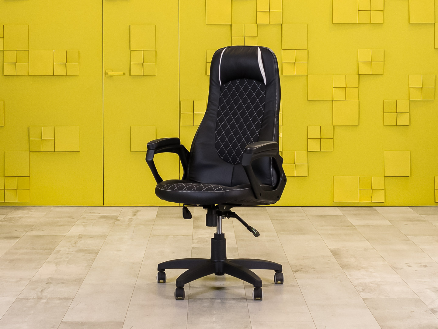 Офисное кресло руководителя на колесах ГЕЛАКСИ Экокожа Чёрный Россия  КРКЧ1-060923