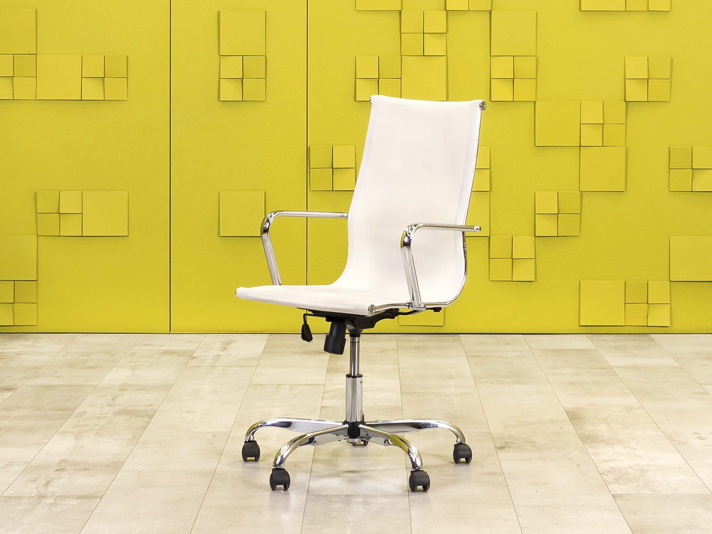 Офисное кресло руководителя на колесах Сетка Белый Россия_КРКБ-250624