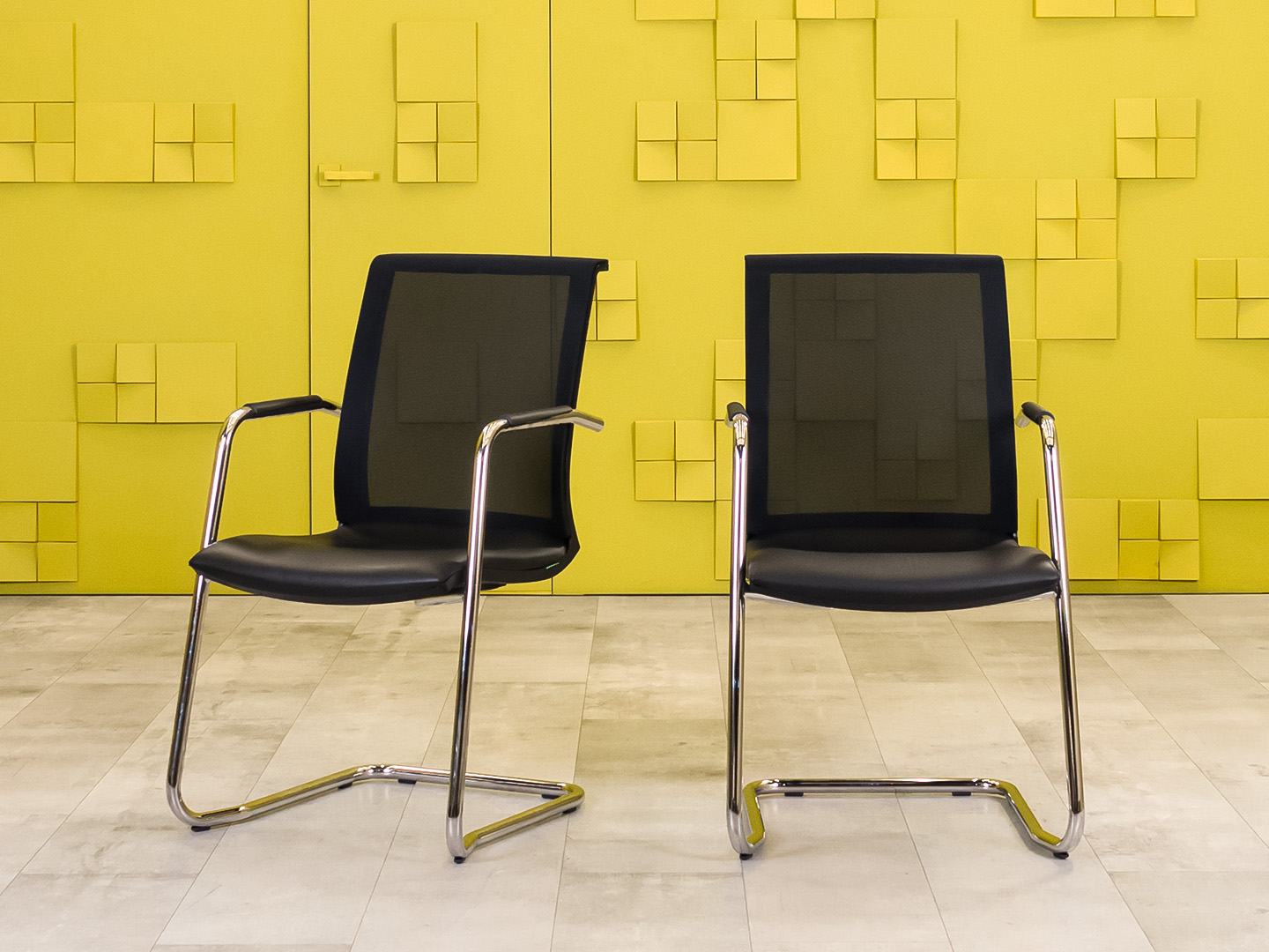 Конференц кресло для переговорной на полозьях Skin Profoffice Кожа Чёрный Россия-Италия_КДКЧ-290324