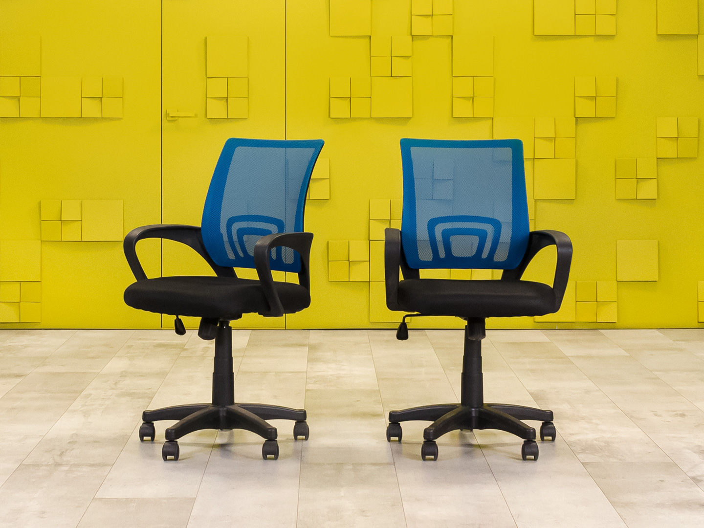 Офисное кресло для персонала на колесах LARK Ткань Чёрный; Синий Россия