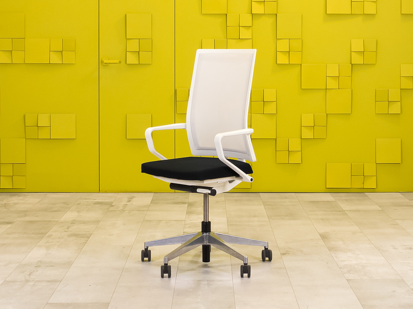 Офисное кресло для персонала на колесах BENE Ткань Чёрный; Белый Австрия_КПТЧ-190324