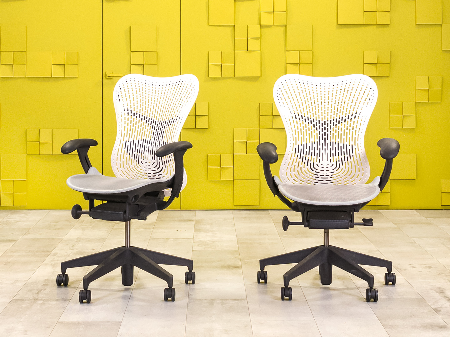 Офисное кресло руководителя на колесах Mirra 2 Herman Miller Сетка Серый США_КРТС-150924