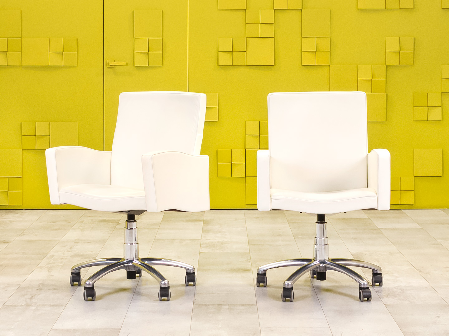 Конференц кресло для переговорной на колесах Onda Office POLTRONA FRAU Кожа Бежевый Италия_КНКБ-0810