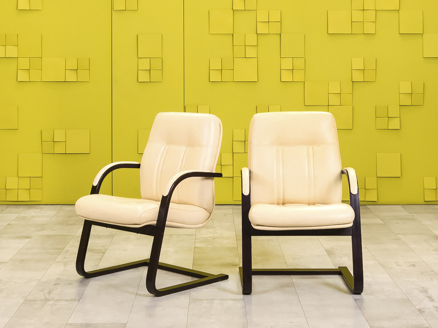 Конференц кресло для переговорной  Кожзам Бежевый Россия  КДКБ-19026