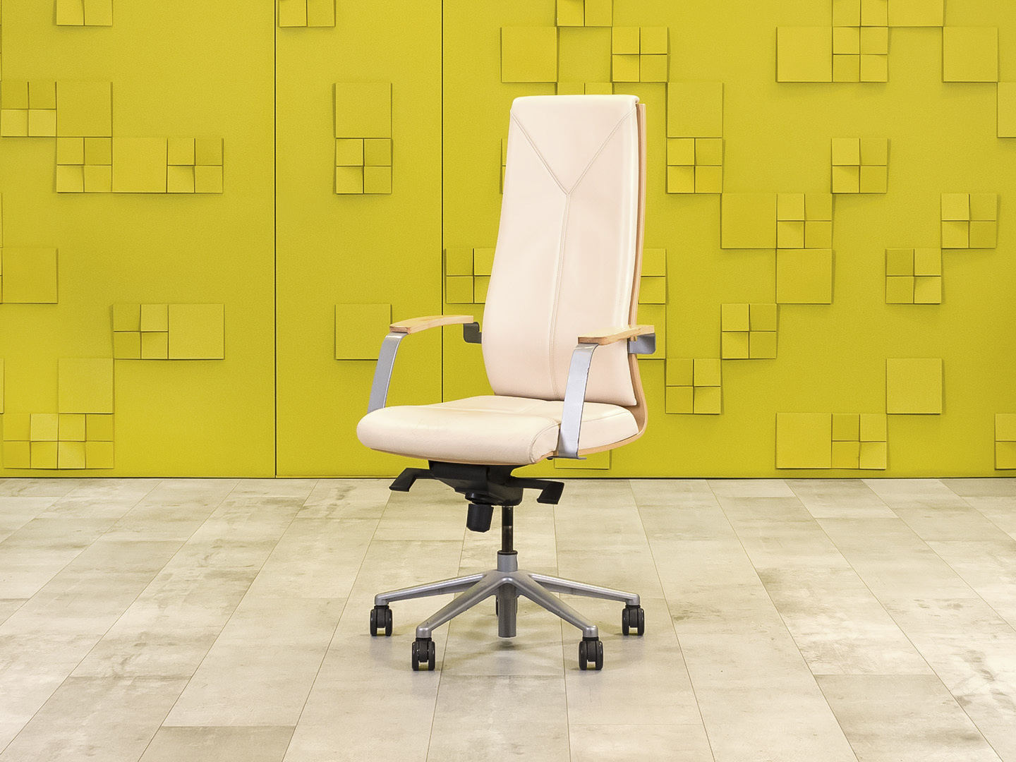 Офисное кресло руководителя на колесах MADERA A Sitland Кожа Бежевый Италия  КРКБ-270624