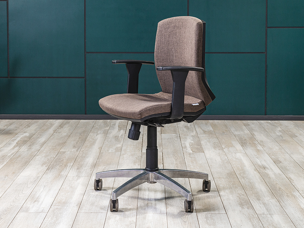 Офисное кресло для персонала на колесах FUTURA Ткань Коричневый Импорт_КПТК-150922