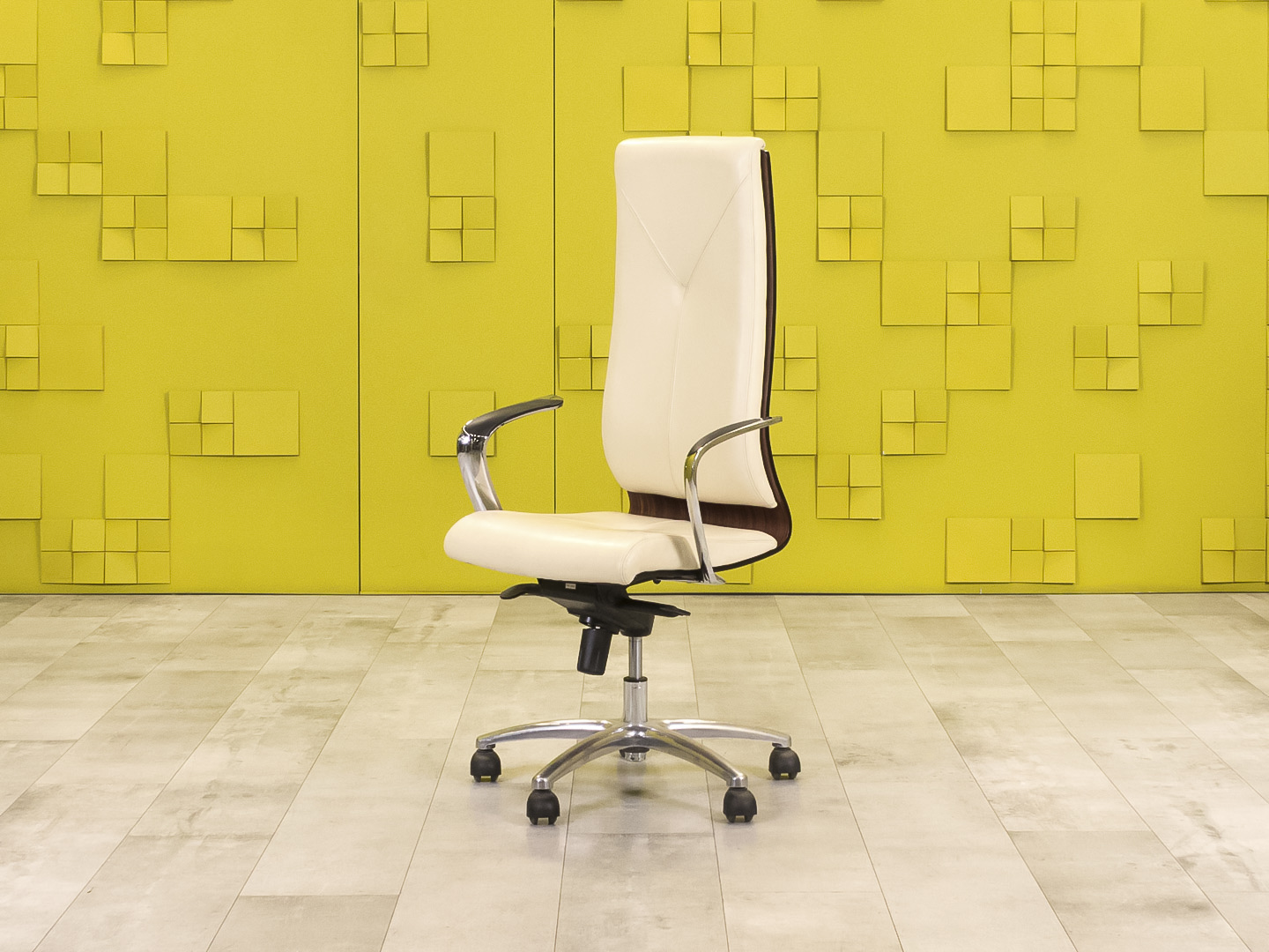 Офисное кресло руководителя на колесах Кожа Бежевый Импорт_КРКБ-120824