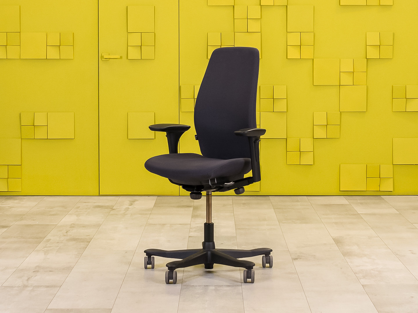 Офисное кресло для персонала на колесах Kinnarps Ткань Серый Швеция_КПТС-100424