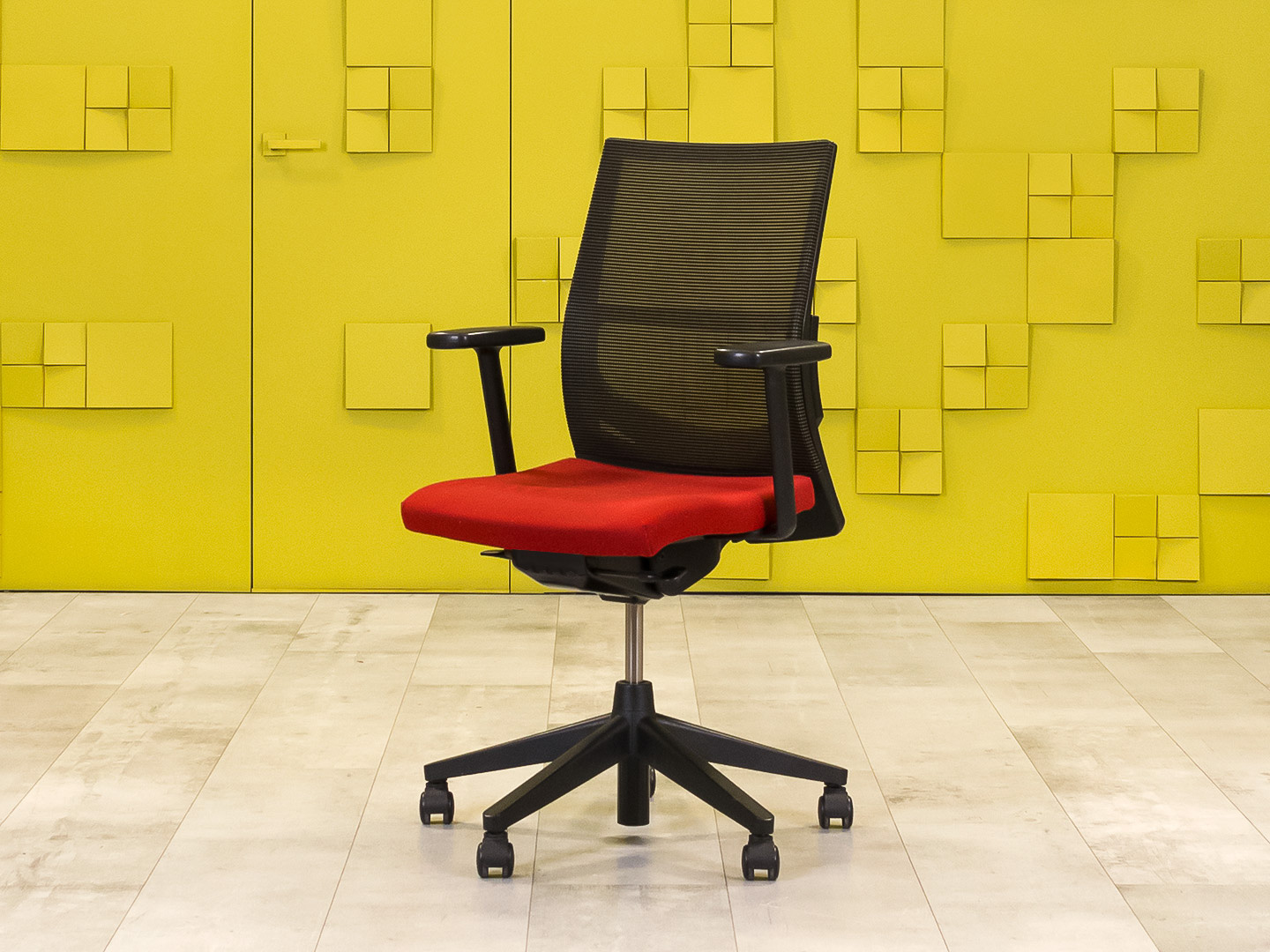 Офисное кресло для персонала на колесах HAWORTH Ткань Красный; Чёрный США_КПТК-211124