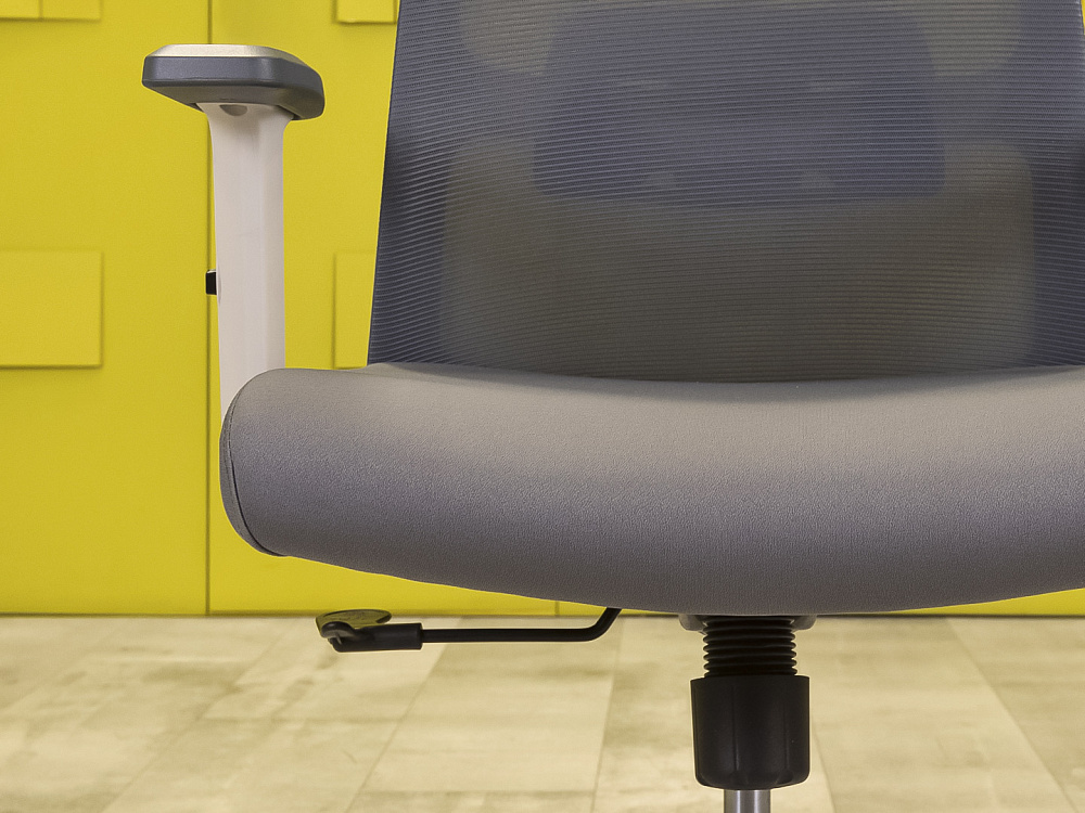 Офисное кресло руководителя на колесах ONLEAP Ткань Серый Импорт  КРТС-26016