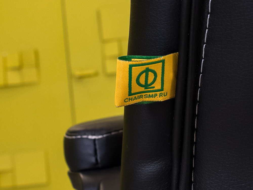 Офисное кресло руководителя на колесах ГЕЛАКСИ Экокожа Чёрный Россия  КРКЧ1-060923