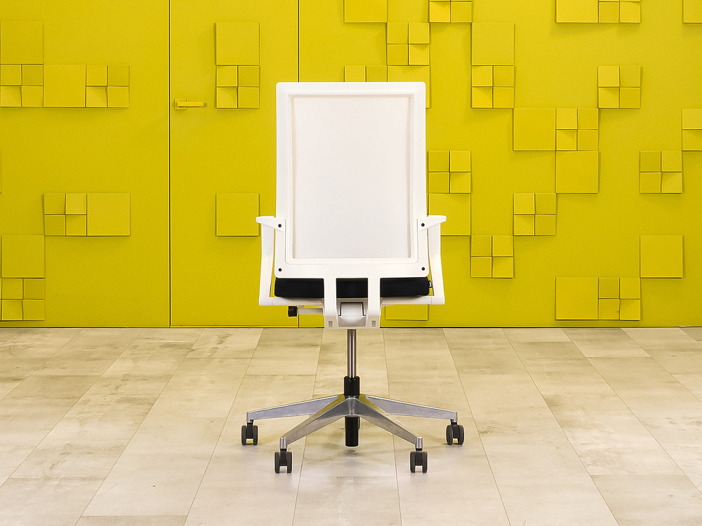 Офисное кресло для персонала на колесах BENE Ткань Чёрный; Белый Австрия_КПТЧ-190324