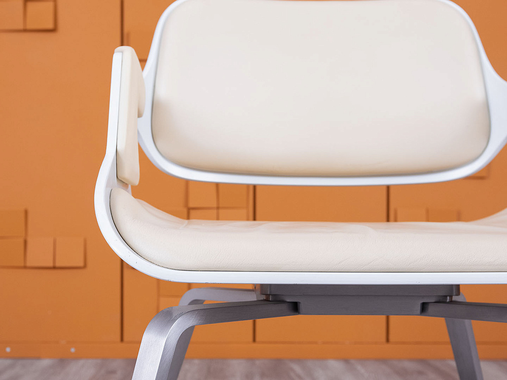 Конференц кресло для переговорной  Бежевый Кожа INTERSTUHL Silver  (УНКБ-20084)