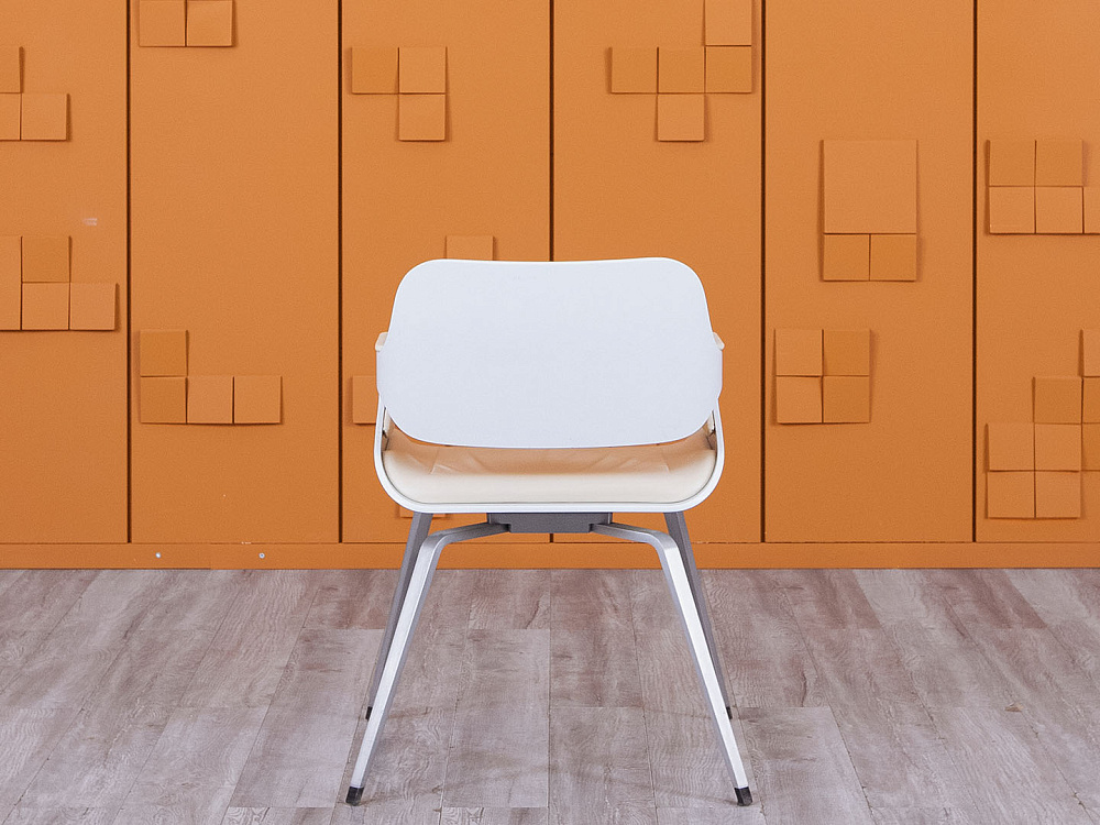 Конференц кресло для переговорной  Бежевый Кожа INTERSTUHL Silver  (УНКБ-20084)