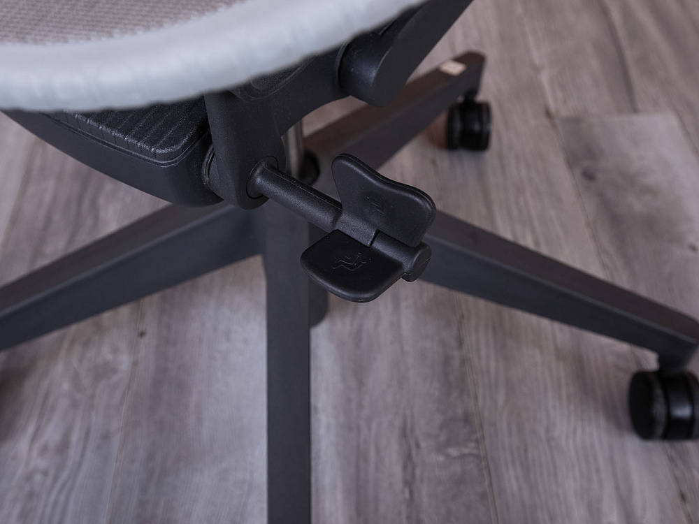 Офисное кресло руководителя  Herman Miller Сетка Серый Mirra 2  (КРСС-14024)