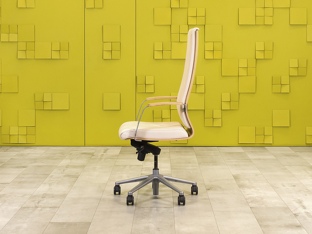 Офисное кресло руководителя на колесах MADERA A Sitland Кожа Бежевый Италия  КРКБ-270624