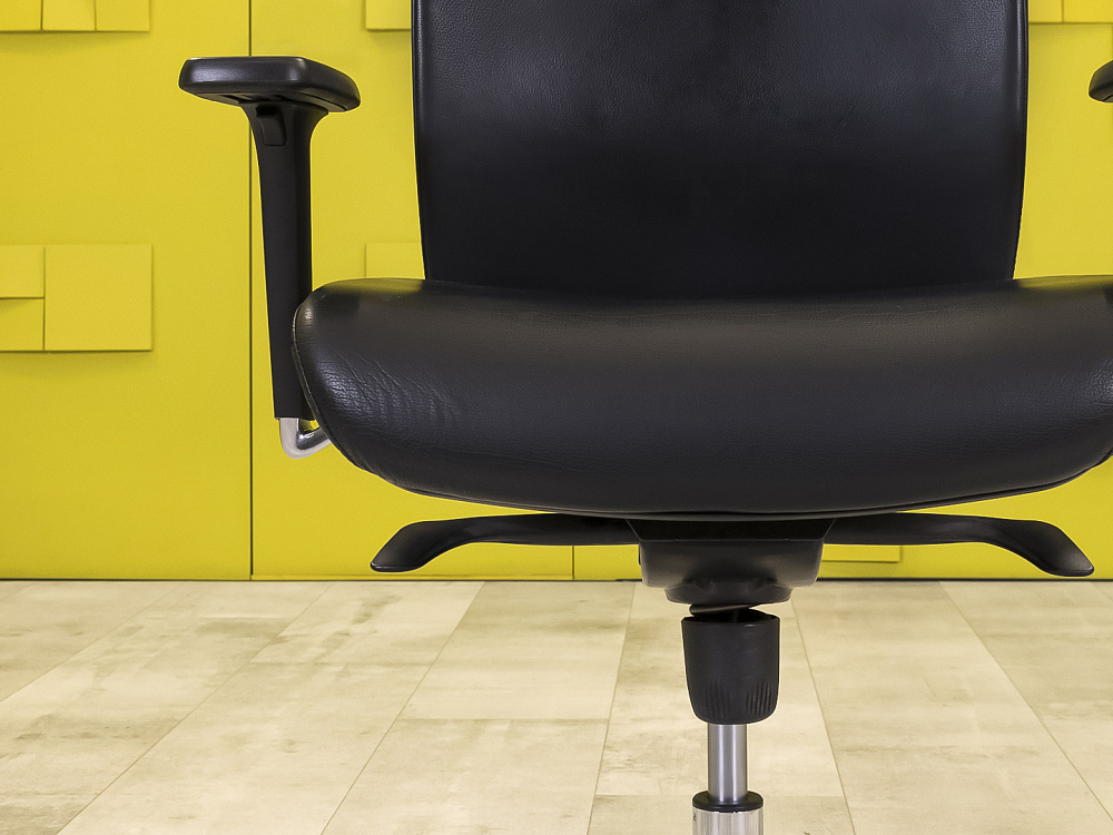 Офисное кресло руководителя на колесах Profoffice Кожа Чёрный Россия-Италия  КРКЧ-280125