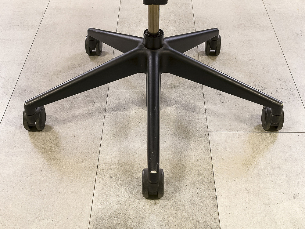 Офисное кресло руководителя на колесах Please 2 Ergonomik Steelcase Кожа Серый Германия_КРКС-221024