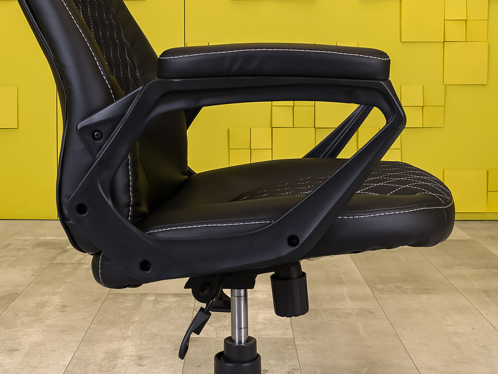 Офисное кресло руководителя на колесах ГЕЛАКСИ Экокожа Чёрный Россия  КРКЧ1-060923