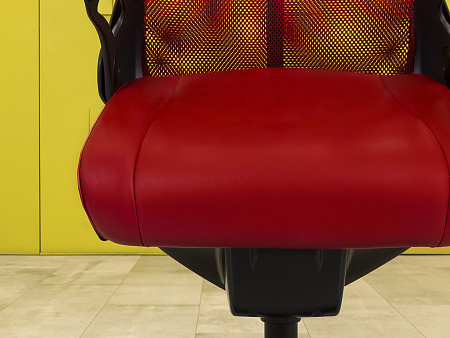 Офисное кресло руководителя на колесах Okamura Япония Кожа Красный   КРКК-15095