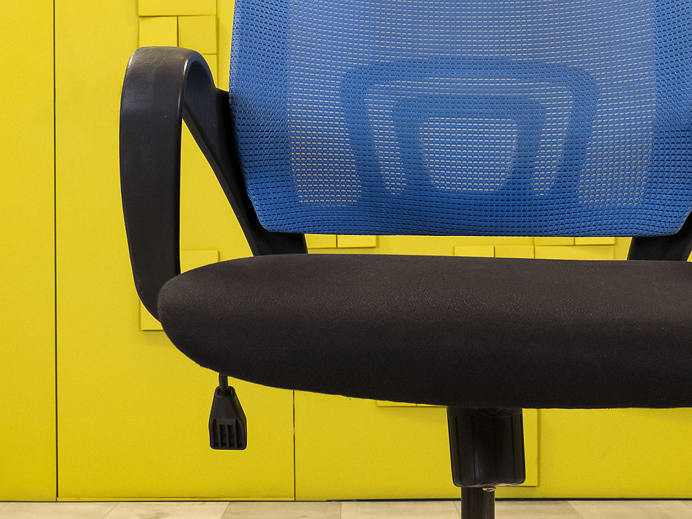 Офисное кресло для персонала на колесах LARK Ткань Чёрный; Синий Россия_КПТЧ-221124