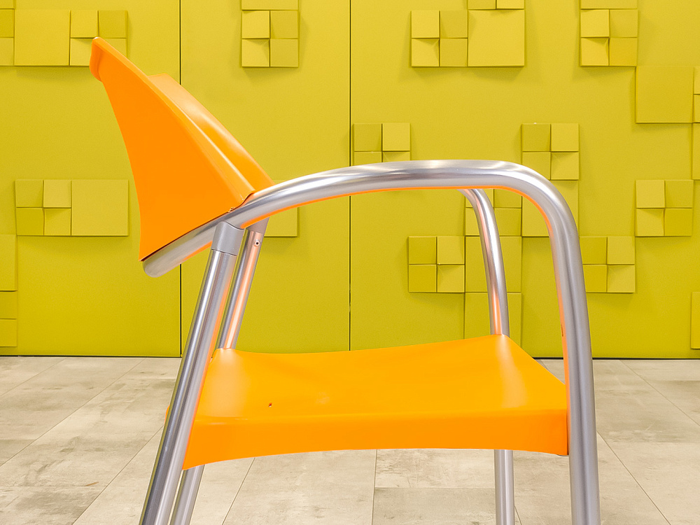 Конференц кресло для переговорной на ножках AMAT-3 Пластик Оранжевый Испания_КНПО-060823