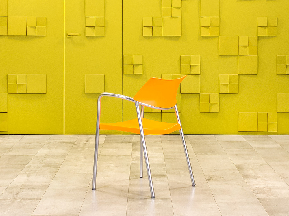 Конференц кресло для переговорной на ножках AMAT-3 Пластик Оранжевый Испания_КНПО-060823