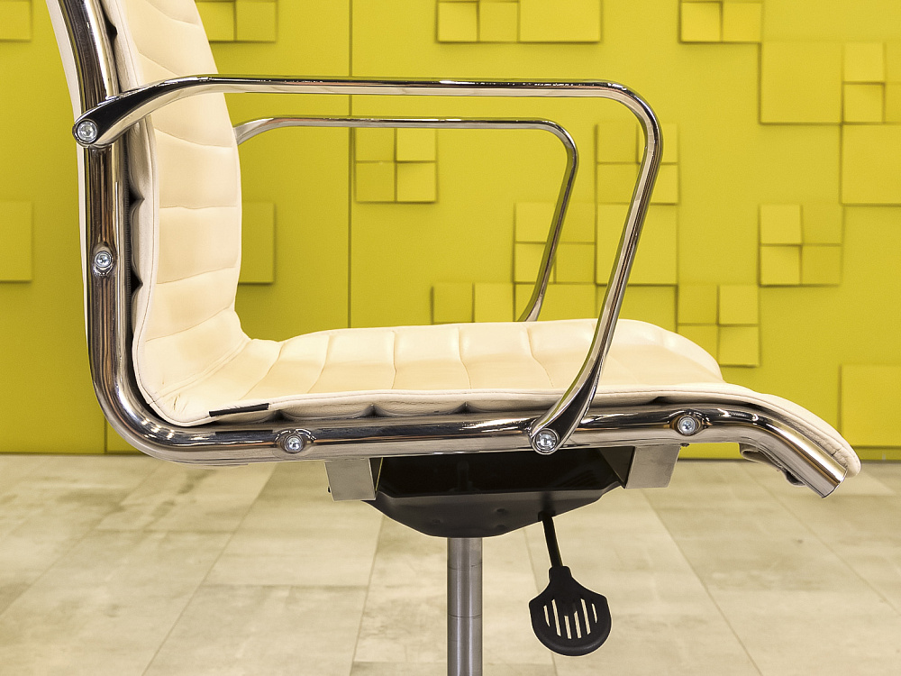 Офисное кресло для персонала на колесах Quinti Кожа Бежевый Италия  КПКБ-04026