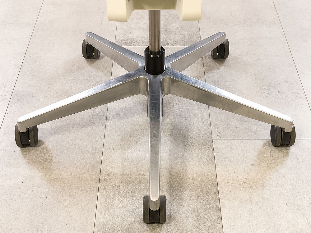 Офисное кресло для персонала на колесах BENE Ткань Чёрный; Белый Австрия_КПТЧ-190324