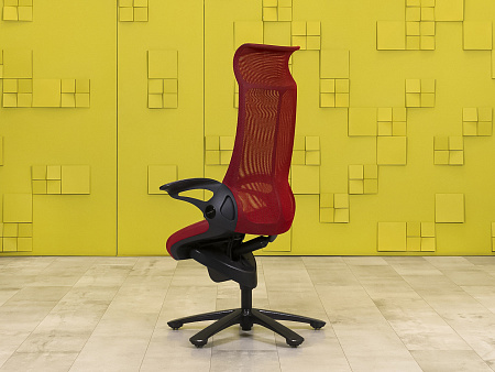 Офисное кресло руководителя на колесах Okamura Япония Кожа Красный   КРКК-15095