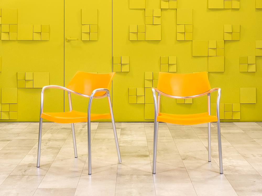 Конференц кресло для переговорной на ножках AMAT-3 Пластик Оранжевый Испания_КНПО-060823