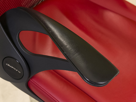 Офисное кресло руководителя на колесах Okamura Япония Кожа Красный   КРКК-15095