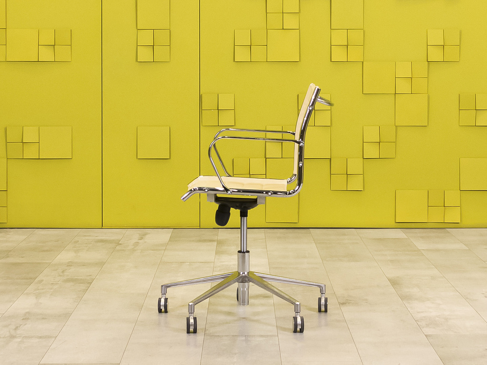 Офисное кресло для персонала на колесах  Кожа Бежевый Импорт  КПКБ-16083