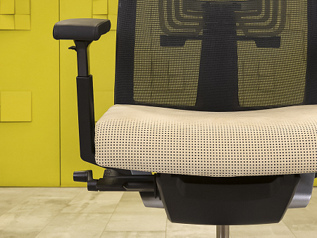 Офисное кресло руководителя на колесах HAWORTH Алькантара Бежевый США  КРКБ-17125