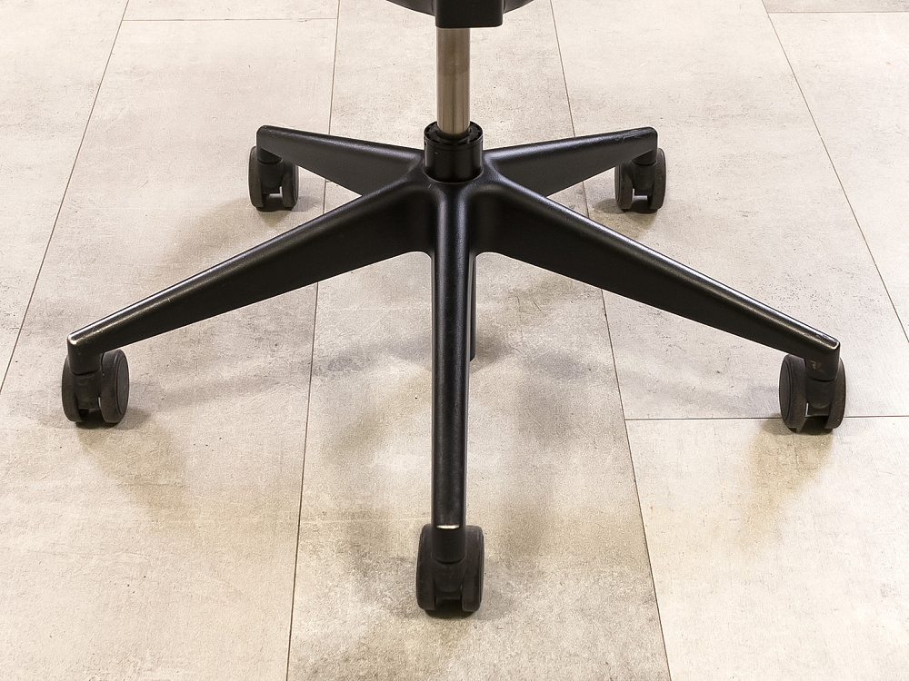 Офисное кресло руководителя на колесах Please 2 Ergonomik Steelcase Кожа Серый Франция_КРКС-141024