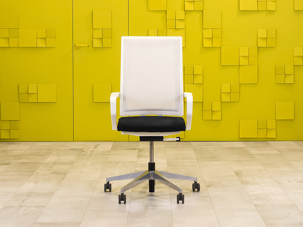 Офисное кресло для персонала на колесах BENE Ткань Чёрный; Белый Австрия_КПТЧ-190324