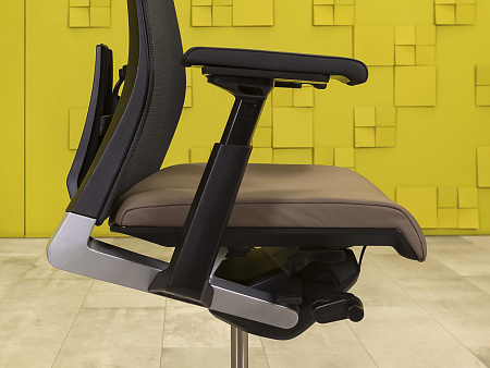 Офисное кресло руководителя на колесах HAWORTH Кожа Коричневый США  КРКК-17125