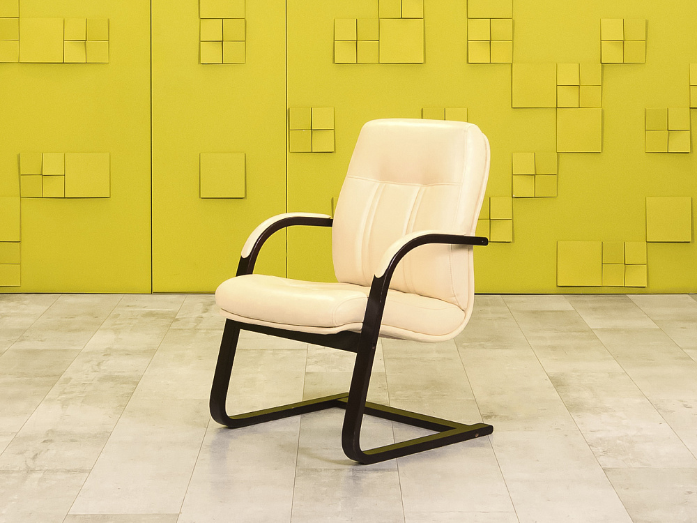 Конференц кресло для переговорной  Кожзам Бежевый Россия  КДКБ-19026