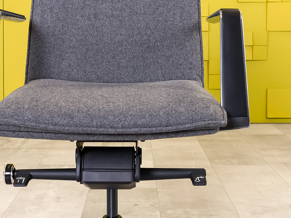 Офисное кресло руководителя на колесах Voltaire Ткань Серый Импорт_КРТС-300124