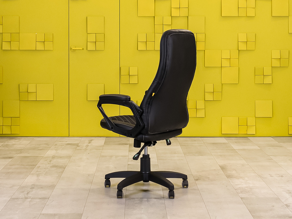 Офисное кресло руководителя на колесах ГЕЛАКСИ Экокожа Чёрный Россия  КРКЧ1-060923