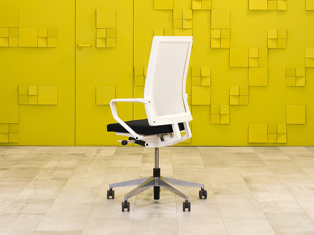 Офисное кресло для персонала на колесах BENE Ткань Чёрный; Белый Австрия_КПТЧ-190324