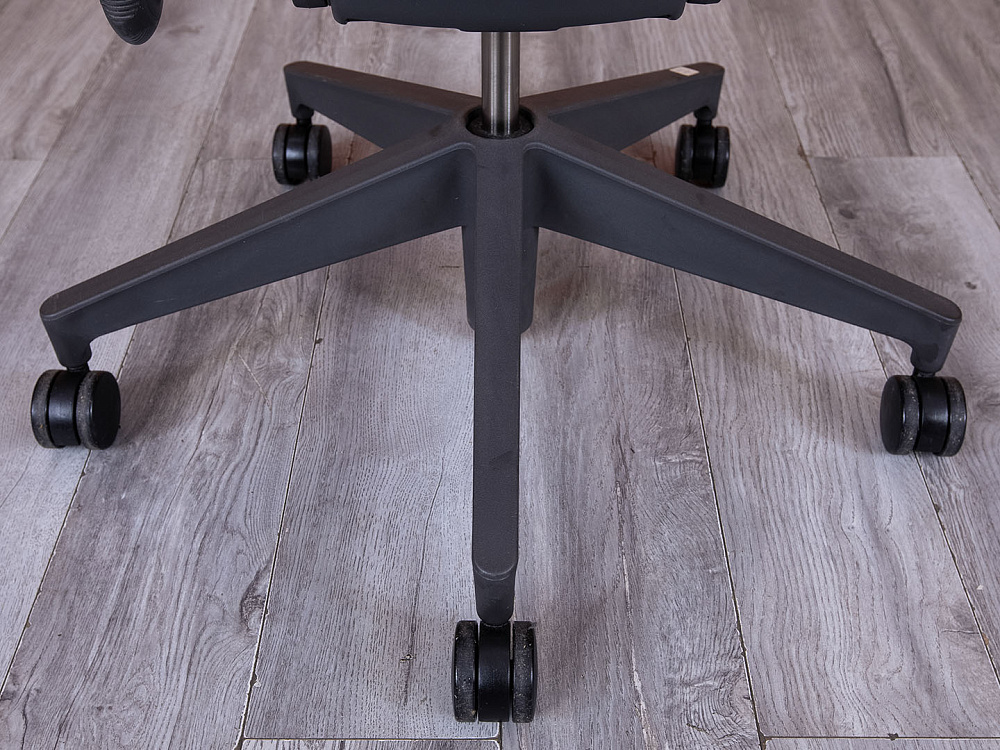 Офисное кресло руководителя  Herman Miller Сетка Серый Mirra 2  (КРСС-14024)